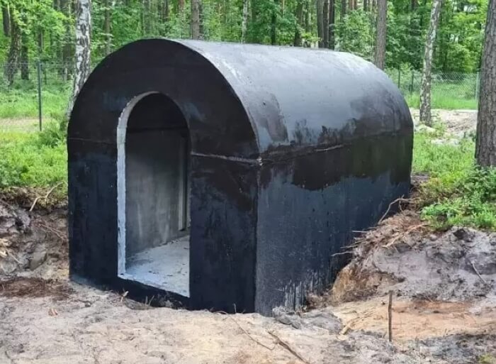 Betonový zahradní sklípek zapuštěný do země na pozemku klienta v Duchcov