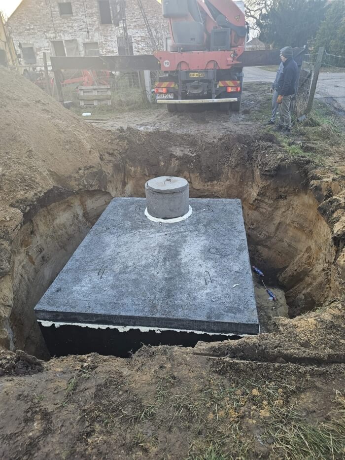 Montáž těsné betonové jímky pomocí jeřábu HDS. Realizace pro klienta z Duchcov