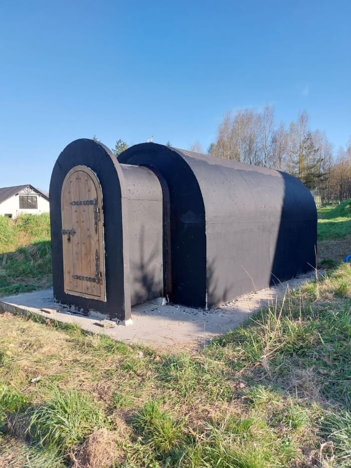 Hotový zahradní sklípek s předsíní, nainstalovaný na pozemku klienta v Duchcov